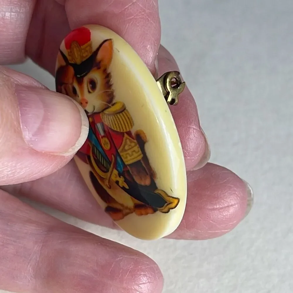 Vintage saluting kitty in uniform pin.